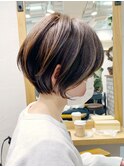 大人ショートボブ、白髪ぼかしハイライト、丸みくびれ【BISA】