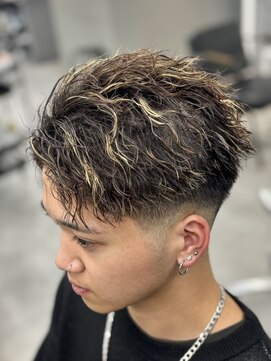 オーバルバイアピッシュ(OVARL by apish) ツイスパ/縦落ちパーマ/フェードカット