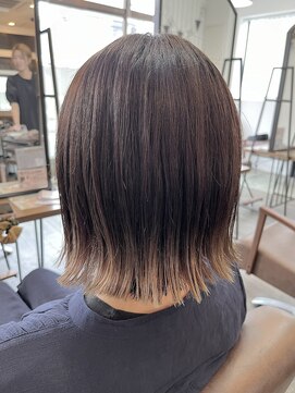 ビズヘアー グランバース(bisou hair grandbase) 切りっぱなしボブ/グラデーションカラー