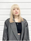 ぱっつん前髪/レイヤーカット/ブリーチ/ブロンド/こなれミディ