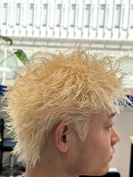 オーシャントーキョー 神戸(OCEAN TOKYO KOBE) 抜きっぱなしブロンド刈り上げなしスパイキーショート