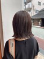 アオゾラヘアーカミノウラ(AOZORA HAIR kaminoura) 肩に当たって自然と跳ねるくらいの外ハネボブにオリーブベージュ