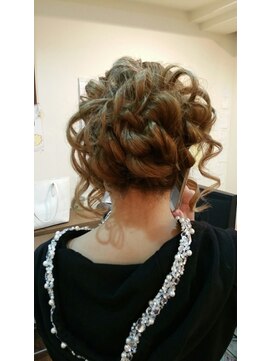 ルーツ(Roots) まとめ髪のカールアップ