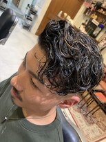エルエー バーバーショップ 草津店(L.A BARBERSHOP)&nbsp;七三スキンフェードかき上げパーマ金色メッシュ