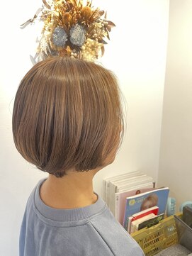 ミト(mito) 白髪ぼかしハイライト×シンプルボブ