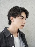 大人の抜け感を演出する、今トレンドのフェザーパーマ