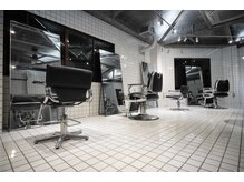 ヘア アトリエ ホロウ 堀江(HAIR ATELIER HOLLOW)の雰囲気(《無機質デザインのメンズサロン》)