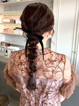 セプト 天神大名(SEPT.) アップスタイル ローポニー 結婚式アレンジ 編み下ろしへア