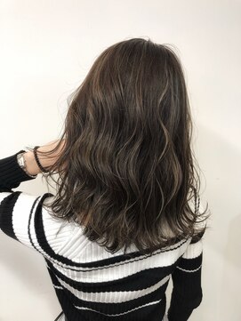 バズ ビー(BUZZ Bee) 外国人風ハイライトアッシュベージュ