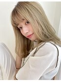 大人可愛い小顔バングのハイトーンミルクティーベージュ20代