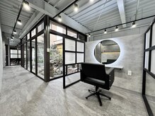 アイ(_i)の雰囲気（店内はモノトーン仕様、中庭があり京都らしい雰囲気。）