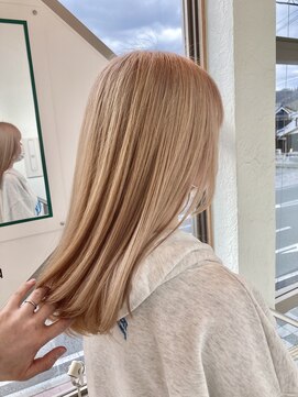 トップヘアー 中庄店(TOP HAIR fuapua) ホワイトブロンドシアベージュ『Nao』