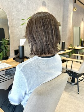 ヘイリー(HAILEY) ハイライト×レイヤー ボブ×動きのある髪×30代40代に人気