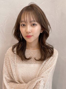 アグノス 青山(Agnos) 大人ガーリーダークアッシュミディアムレイヤーカット 小顔