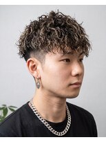 ジェットブラックキューサンロク(JET BLACK 936) 金髪メッシュ×ツイスパ