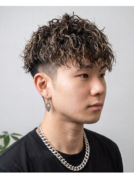 ジェットブラックキューサンロク(JET BLACK 936) 金髪メッシュ×ツイスパ