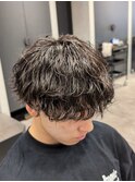 波巻きスパイラルパーマラウンドマッシュ刈り上げメンズ