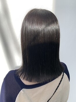 ［嵯峨嵐山］どんな髪質にも対応して根本、毛先違う薬液を使い真っ直ぐにします。