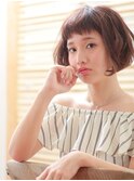 ショートバングとパーマのコントラストが絶妙♪