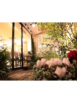 お店も駐車場も広く中庭のガーデニングも人気の美容室です★