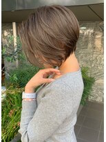 トルネード(TORNADO)&nbsp;前下がりショートボブレイヤーハニーベージュ