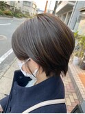 オリーブカラー、耳かけショートボブ