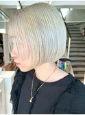 シルバーベージュの上質タイトボブ(アディクシーカラー)