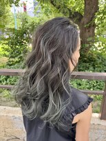 サル(saru)&nbsp;#ハイライトカラー × #オリーブベージュ