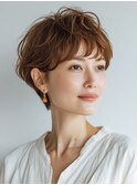 やわらかさと立体感を両立した、大人のショートヘア