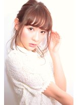 おくれ毛で軽やかに！ガーリーなヘアアレンジ☆