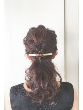 ピエドプールポッシュ(PiED DE POULE POCHE) 波ウェーブ×ローポニーテールアレンジ