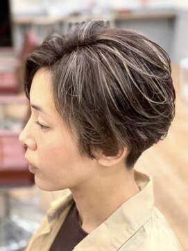 ミーティア バイ クアトロ(Meteor By QUATRO) センターパート ハンサムショート