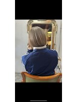 オン(ON)&nbsp;ホワイトベージュ×切りっぱなしボブ