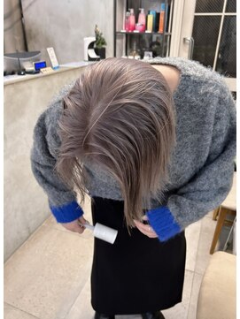 ロマリア(Lomalia) 馴染むハイトーンセピアグレージュボブ