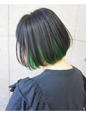 インナーカラーグリーン×ショートボブ
