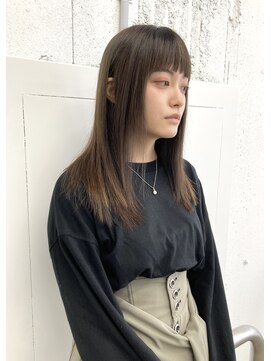 ユイツ オン眉バング×柔らかアッシュベージュ×ストレートスタイル