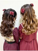 ふたごヘア『編み込みツインハーフ立体リボンお花ウェーブ巻き』