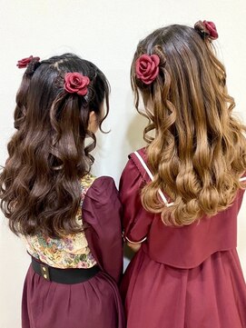 アップスニニー(up's niny) ふたごヘア『編み込みツインハーフ立体リボンお花ウェーブ巻き』