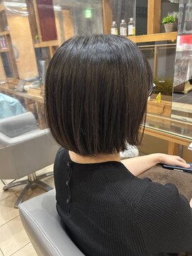 スタジオ アルファプラス 日暮里店(studio α+) ステップボーンカットカットボブショートハイライト白髪ぼかし