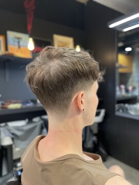 フランクスバーバー アンド ビアークラブ(FRANK'S BARBER and BEER CLUB) スキンテーパーフェードくせ毛ショートスタイルF