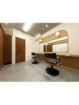 周りを気にせずゆったり過ごせる個室空間。周りを気にせず、あなただけの贅沢なサロンタイムを♪