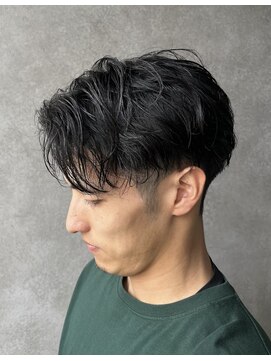 プラスイズム(PLUSISM) センターパート緩めスパイラルパーマ