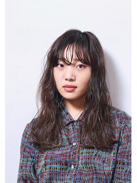 ヤエ 松山(YAE) 透明感あるベージュ ウェットスタイリング