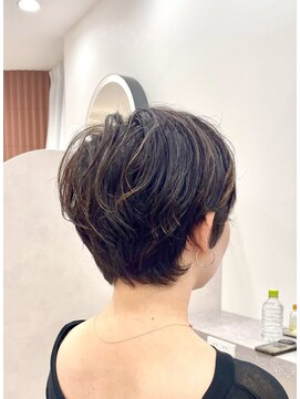アイコニックナゴヤ(AIconic nagoya) 耳かけフェミニンショートパーマ　by楠原やすよ