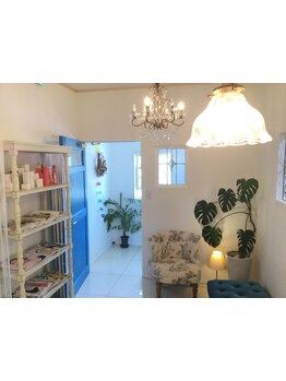 こだわりのインテリアが創る心地よい空間。洗練された雰囲気の中で、落ち着く時間と上質な施術を楽しめる＊