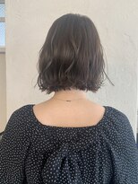 リノカヒリ(Lino kahili)&nbsp;切りっぱなしボブ、イヤリングカラー