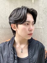 襟足ありのセンターパートで大人の色気を