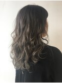 グレー系カラーでふんわり軽やかロングに