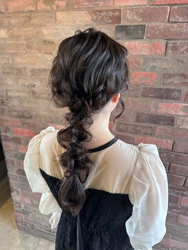 シー(THEE) 大人気！夏のヘアアレンジ編み下ろしゆるふわ/結婚式/デート