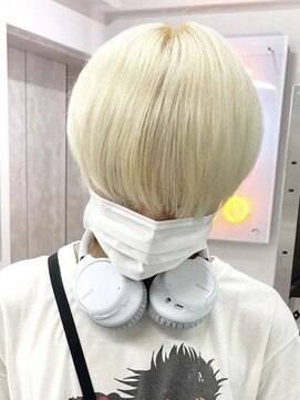 ウィコ 新宿(WICO) 抜きっぱなしホワイト☆ケアブリーチ/ペールベージュ[新宿駅]